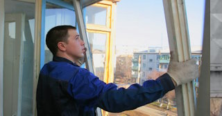 Демонтаж остекления балкона в Вольске - цена от 573 руб. - Сварной-Вль