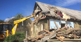 Промышленный демонтаж пристроек к дому в Вольске | Цены от 573 руб. за м2