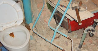 Профессиональный демонтаж перегородки ванной и туалета в Вольске - от 573 рублей